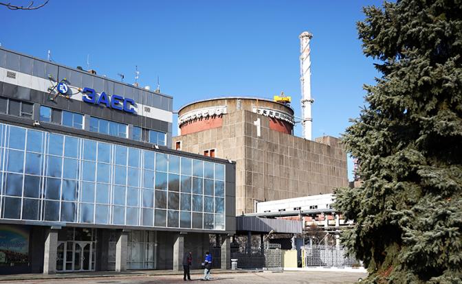 На фото: вид на территорию Запорожской атомной электростанции.