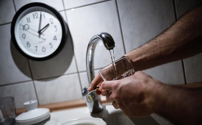 Врач объяснил, на какие болезни может указывать ночная жажда