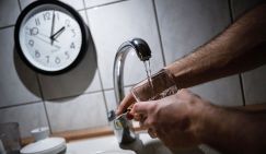 Врач объяснил, на какие болезни может указывать ночная жажда