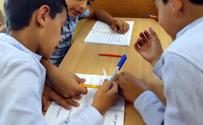 "Готовая армия маленьких бандитов": Куда податься сотням тысяч детей мигрантов в России, которых в школы не возьмут