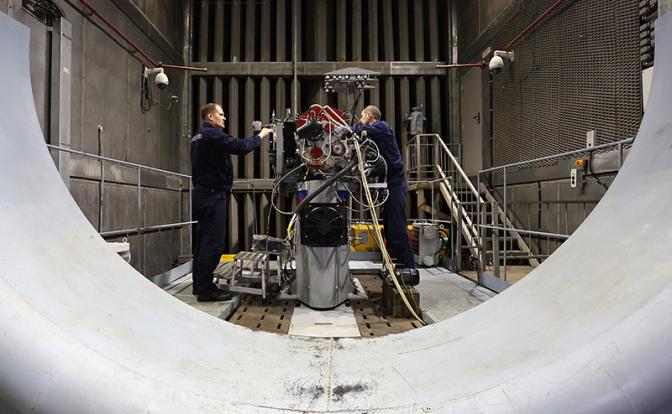 На фото: сотрудники предприятия у винтового испытательного стенда двигателя ВК-800СМ для самолета "Байкал"