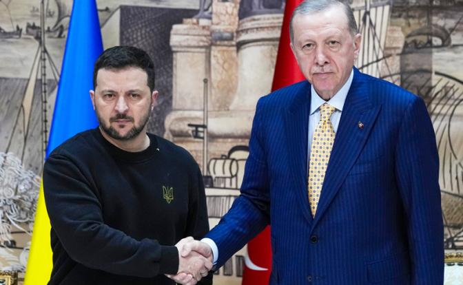 На фото: президент Турции Реджеп Тайип Эрдоган (справа), президент Украины Владимир Зеленский (слева) во время встречи.