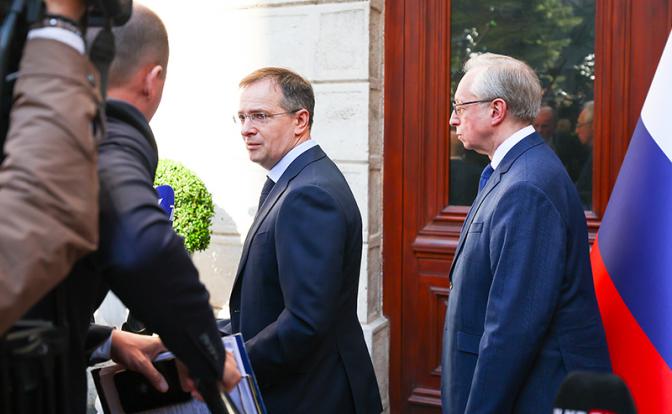 На фото: помощник президента РФ, председатель Российского военно-исторического общества (РВИО) Владимир Мединский и заместитель министра иностранных дел РФ Михаил Галузин (слева направо)