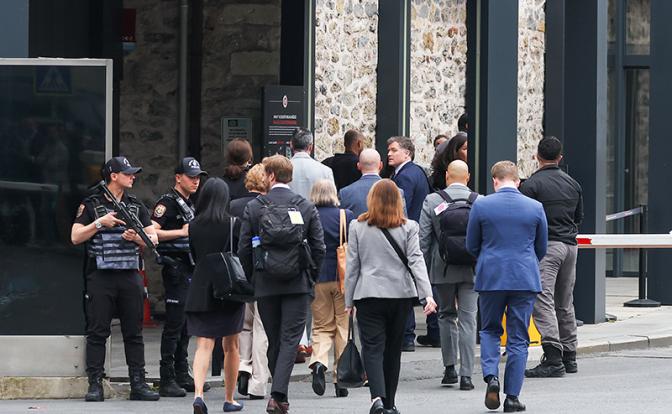 На фото: члены делегации у рабочего офиса президента Турции Долмабахче, где ожидается начало переговоров России и Украины.