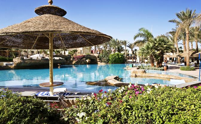 Маленький мальчик из России погиб, упав с «бесконечного» бассейна в Египте