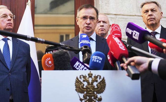 На фото: заместитель министра иностранных дел РФ Михаил Галузин, помощник президента РФ, глава российской делегации Владимир Мединский, заместитель министра обороны РФ Александр Фомин и начальник ГУ Генерального штаба ВС РФ Игорь Костюков (слева направо)