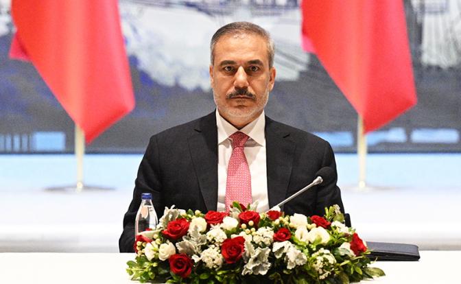 На фото: министр иностранных дел Турции Хакан Фидан во время переговоров делегаций России и Украины в рабочем офисе президента Турции Долмабахче.