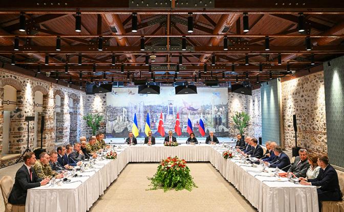 На фото: делегации России и Украины во время переговоров в рабочем офисе президента Турции Долмабахче.