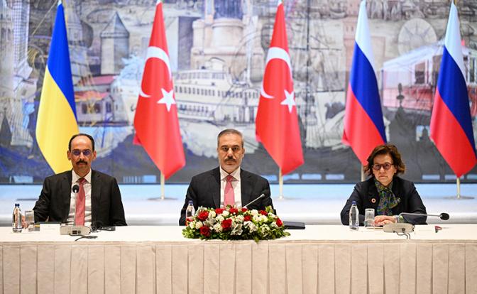 Директор Национальной разведывательной организации, турецкой службы безопасности Ибрагим Калын и министр иностранных дел Турции Хакан Фидан (слева направо) во время переговоров делегаций России и Украины в рабочем офисе президента Турции Долмабахче.