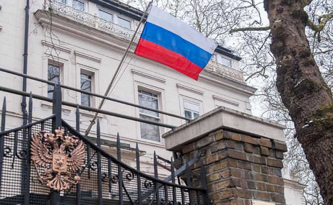 На фото: посольство России в Великобритании