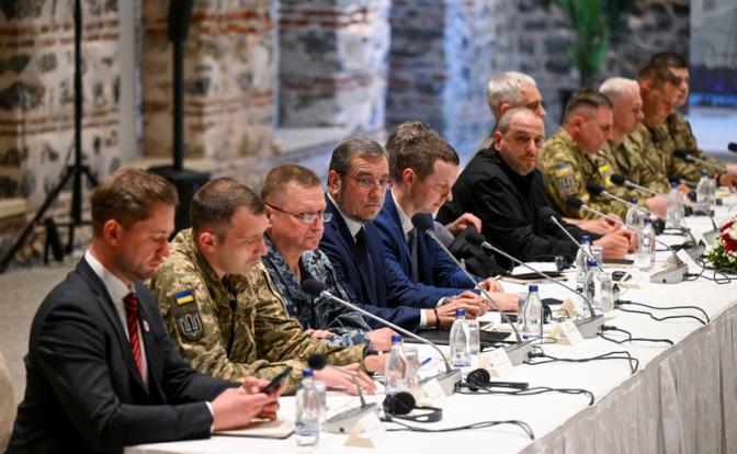 На фото: делегация Украины во время переговоров с делегацией России в рабочем офисе президента Турции Долмабахче.