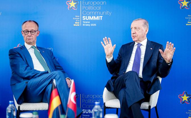 На фото (слева направо): канцлер Германии Фридрих Мерц (ХДС) и президент Турции Реджеп Тайип Эрдоган во время общения на полях саммита Европейского политического сообщества. Формат, инициированный президентом Франции Макроном, проводился уже в шестой раз.