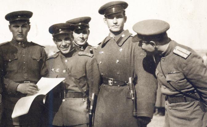 На фото: лейтенант Ким Комаров (второй справа) во время обучения в Высшей офицерской артиллерийской школе.