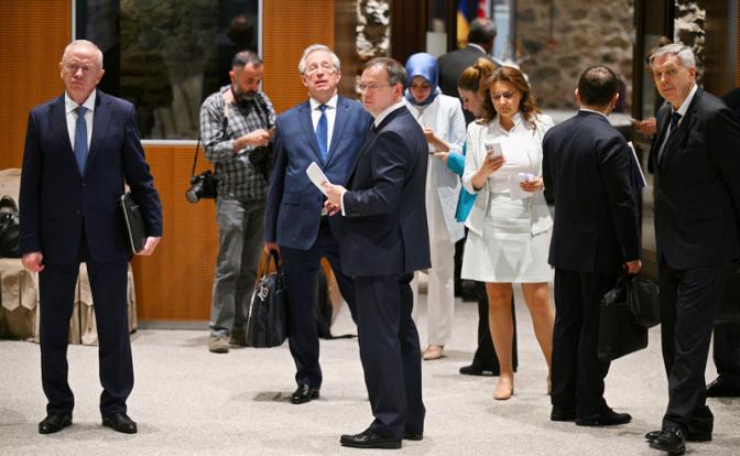 На фото: замминистра обороны РФ Александр Фомин, замминистра иностранных дел РФ Михаил Галузин, помощник президента РФ Владимир Мединский, начальник Главного разведуправления Генштаба ВС РФ - замначальника Генштаба ВС РФ Игорь Костюков (слева направо).