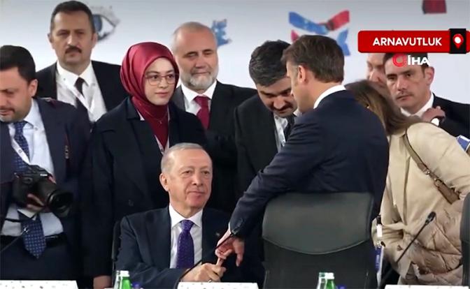 На фото (в центре слева направо): президент Турции Реджеп Эрдоган и президент Франции Эммануэль Макрон.