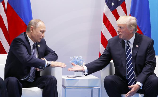 На фото: президент РФ Владимир Путин и президент США Дональд Трамп (слева направо)