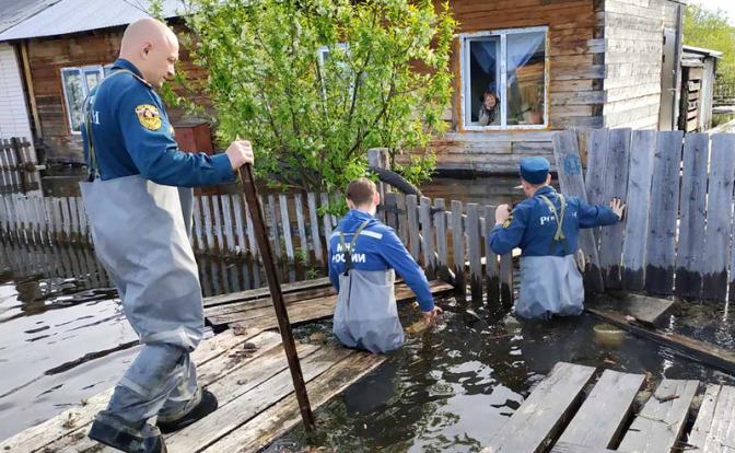 На фото: сотрудники МЧС и местная жительница в селе Тюлькино, подтопленном из-за разлива реки Камы, Пермский край.