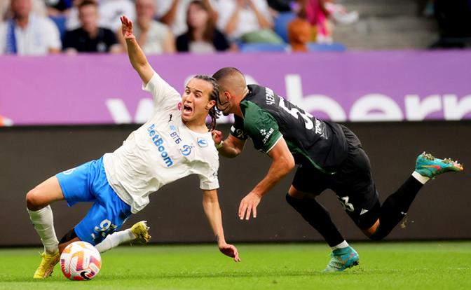 На фото: Диего Лаксальт ("Динамо") и Александр Черников ("Краснодар") во время матча РПЛ: "Динамо" (Москва) - "Краснодар" (Краснодар) - 0:1, 2024 год.