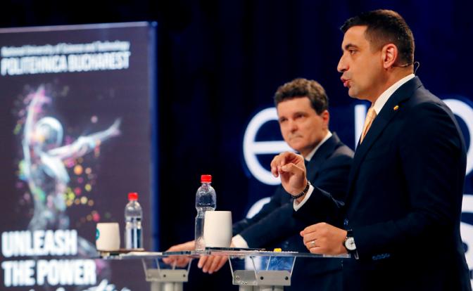 На фото: политики Джордж Симион (справа), председатель партии «Альянс за объединение румын» и мэр Бухареста Никусор Дан во время теледебатов в Бухаресте накануне президентских выборов, Румыния, 8 мая 2025 года.