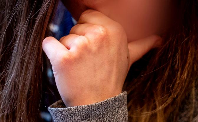 Втаптывала в землю: появились шокирующие подробности избиения школьницы на Урале