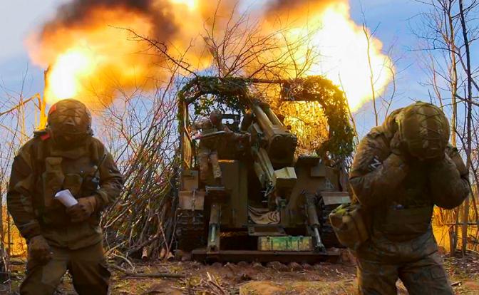 На фото: военнослужащие во время боевой работы самоходной гаубицы "Гиацинт-С" группировки войск "Центр" в зоне проведения специальной военной операции.