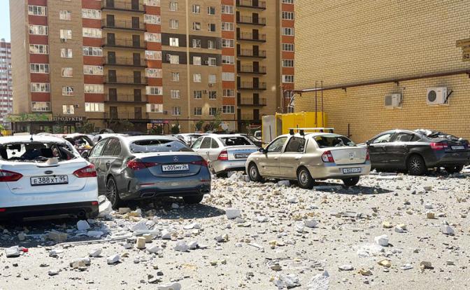 На фото: автомобили, поврежденные в результате взрыва газа в квартире многоэтажного жилого дома на улице Тухачевского.