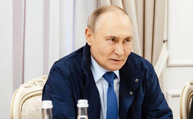 На фото: Курская область. Президент РФ Владимир Путин во время встречи с представителями добровольческих организаций в гуманитарном штабе.