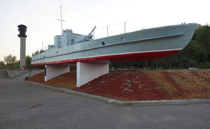 На фото: бронекатер БК-13 и мемориал, установленный в честь речников Волжской военной флотилии: на берегу р. Волги, в районе музея-панорамы «Сталинградская битва»