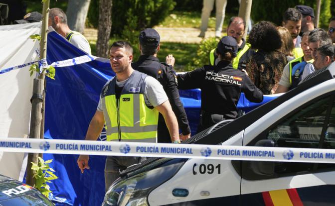 На фото: полиция на месте происшествия возле Американской школы Мадрида, расположенной в элитном пригороде Посуэло-де-Аларкон, где неизвестным застрелен 52-летний экс-советник бывшего президента Украины Виктора Януковича Андрей Портнов