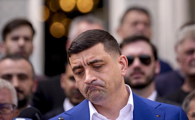 На фото: бывший кандидат от националистической партии "Альянс за объединение румын" (AUR) Джордже Симион