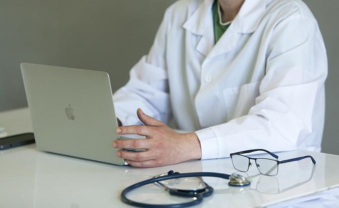 Врач назвал время появления опасного тромба