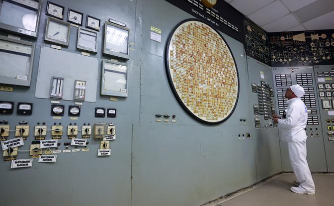 На фото: оператор Белоярской атомной электростанции имени И.В. Курчатова в блочном пункте управления