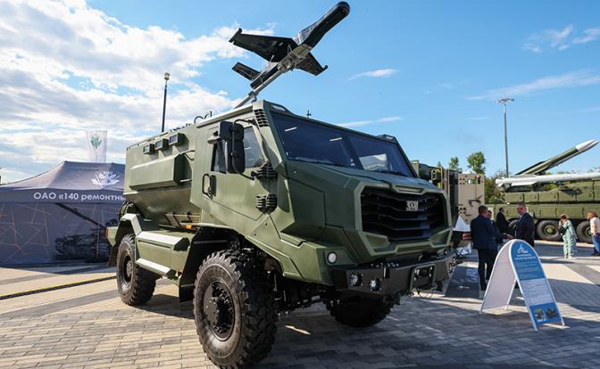На фото: командно-штабная машина управления огнем артиллерии «Арба» представлена ​​на XIII Международной выставке вооружения и военной техники MILEX-2025 в Минске.