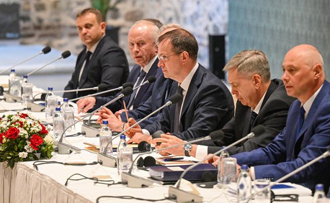 На фото: делегация России во время переговоров с делегацией Украины