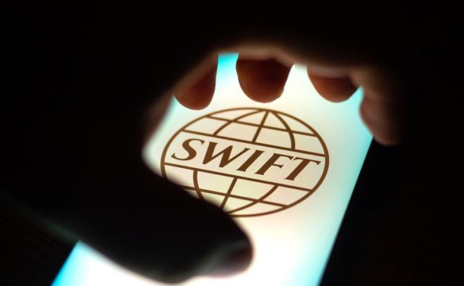 ЕС изучает возможность отключения более 20 российских банков от SWIFT