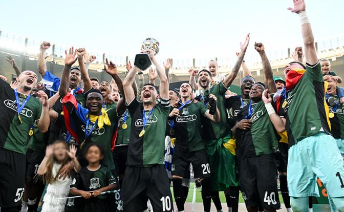 На фото: стадион "Ozon Арена". Российская премьер-лига. "Краснодар" (Краснодар) - "Динамо" (Москва). Игроки команды "Краснодар" радуются победе в матче