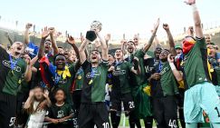 Галицкий оставил Миллера без золота: «Зенит» тоскливо смотрит, как «Краснодар» ликует и пьет шампанское