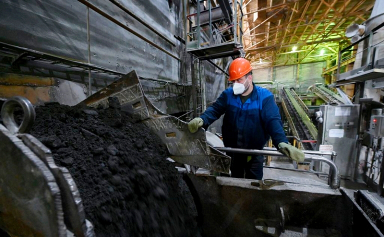 На фото: горняк Ловозерского месторождения.