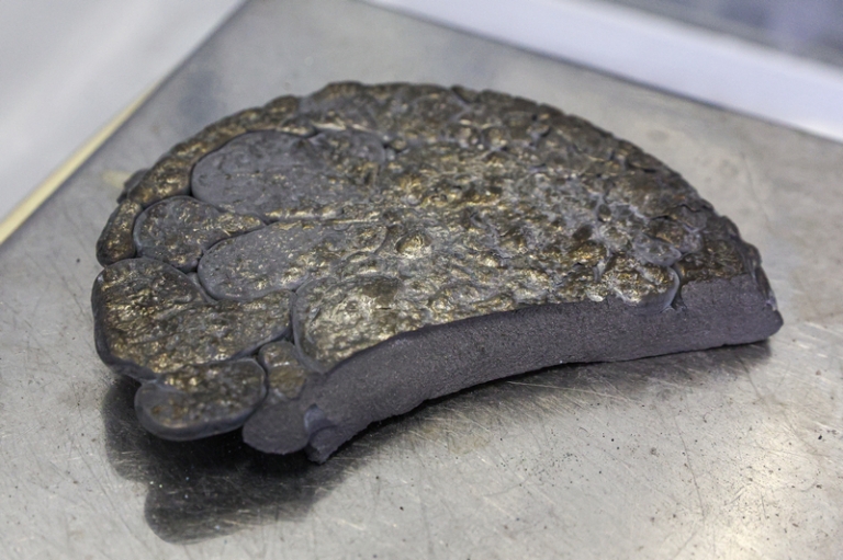 На фото: чистовой диспрозий после рафинирования в дуговой печи в лаборатории металлургических процессов.