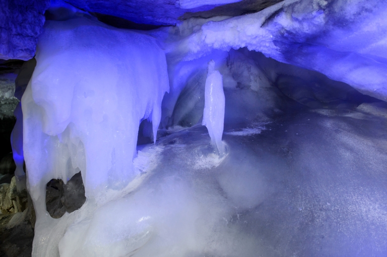 В пещере всегда холодно, в центральной ее части температура воздуха достигает +5 градусов.