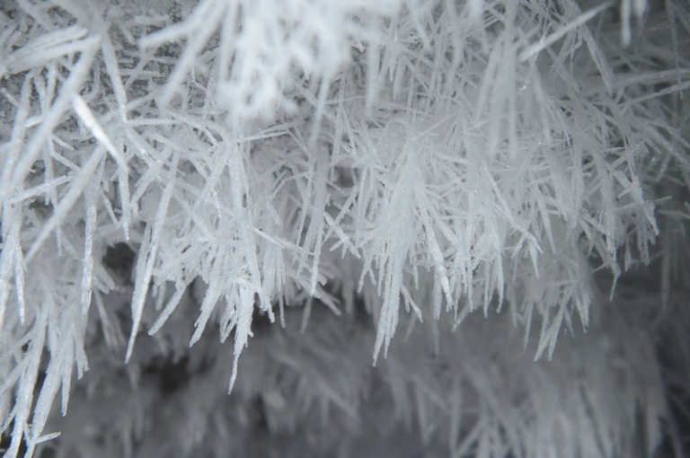 На фото: в гроте Бриллиантовый свод покрывают крупные ледяные кристаллы.