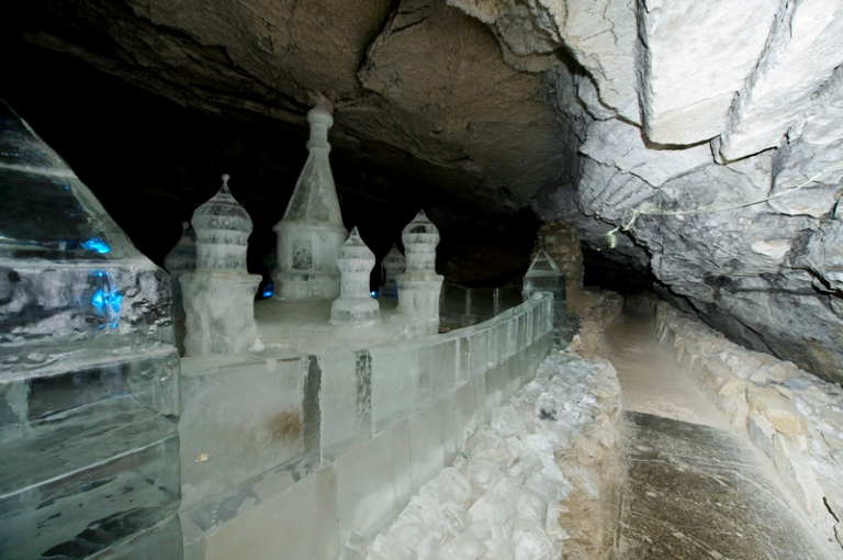 Протяженность ледяной пещеры составляет 5600 м, из них полтора километра - туристический маршрут.