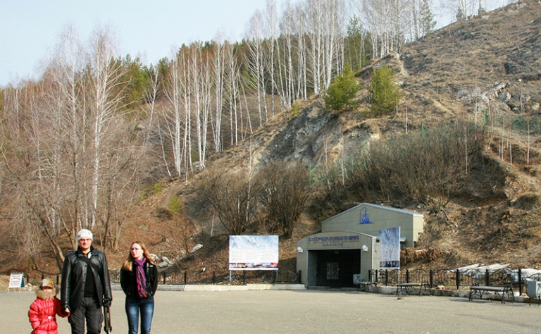 На фото: у входа в Кунгурскую ледяную пещеру.