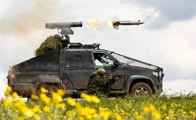 На фото: работа противотанкового ракетного комплекса (ПТРК) "Корнет" на базе пикапа "Патриот" в зоне СВО.