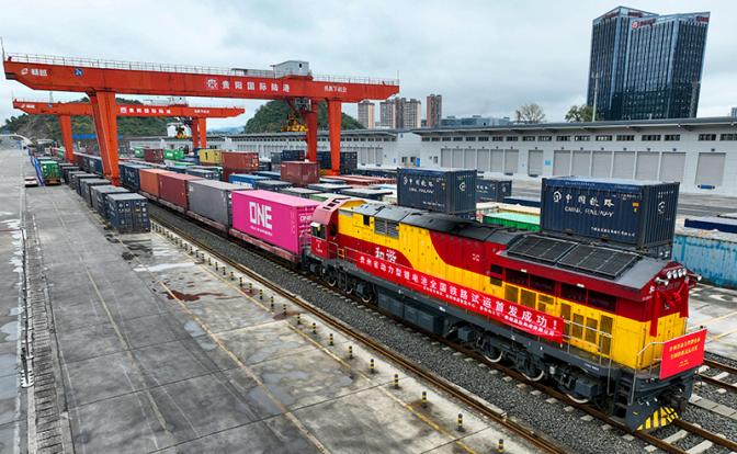 На фото: вид с воздуха на поезд, загруженный литий-ионными аккумуляторами CATL, отправляющийся из международного сухопутного порта Гуйян, провинция Гуйчжоу, Китай.