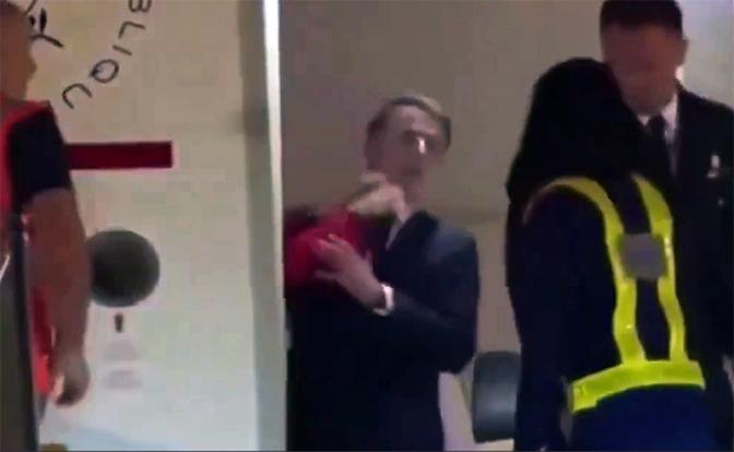 Макрон получил от жены по лицу перед выходом из самолета во Вьетнаме