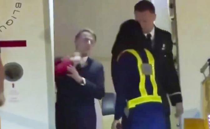 Французы подняли Макрона на смех после пощечины от жены