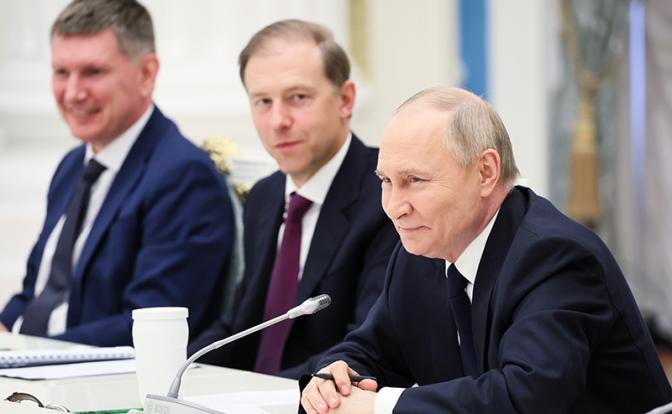 На фото: президент РФ Владимир Путин (справа) во время встречи с представителями деловых кругов страны в Кремле