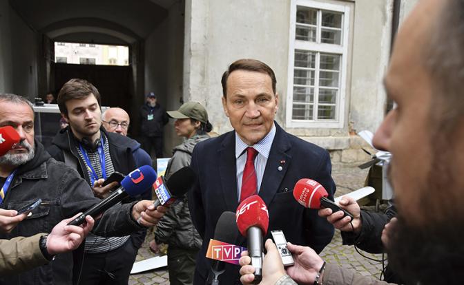 На офто: глава польского МИД Радослав Сикорский