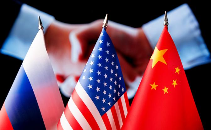 Трамп нашел, с кем "сообразить на троих" : Евросоюз, которого к столу не пригласили, готовит тонну яда